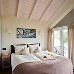 Semesterbostad Luxuswellnesshaus Strandburg